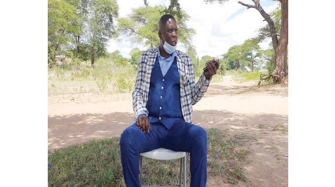 Giant snake sucks blood from dead cow