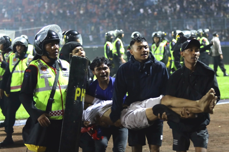 Indonesia: At least 125 dead in football stadium crush